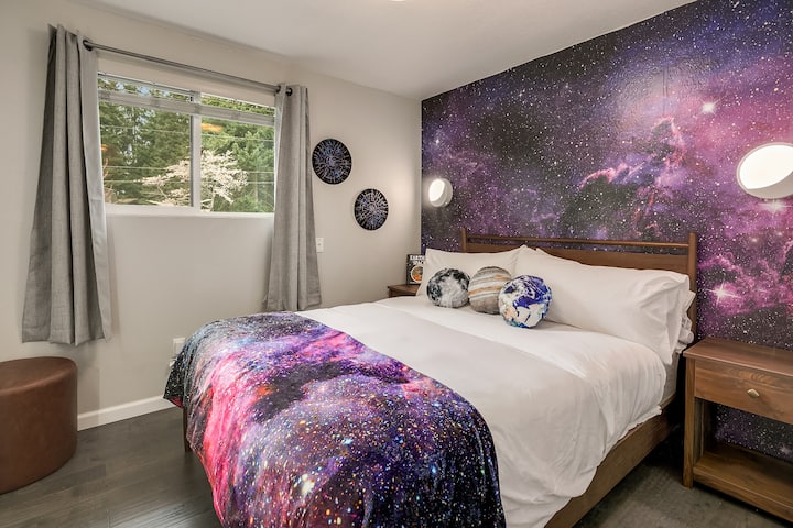 3 от 3 спални на основното ниво. Четвъртата спалня е на приземния етаж. Спалнята разполага с двойно легло и луксозно спално бельо от луксозен хибриден матрак Brooklinen + Saatva.