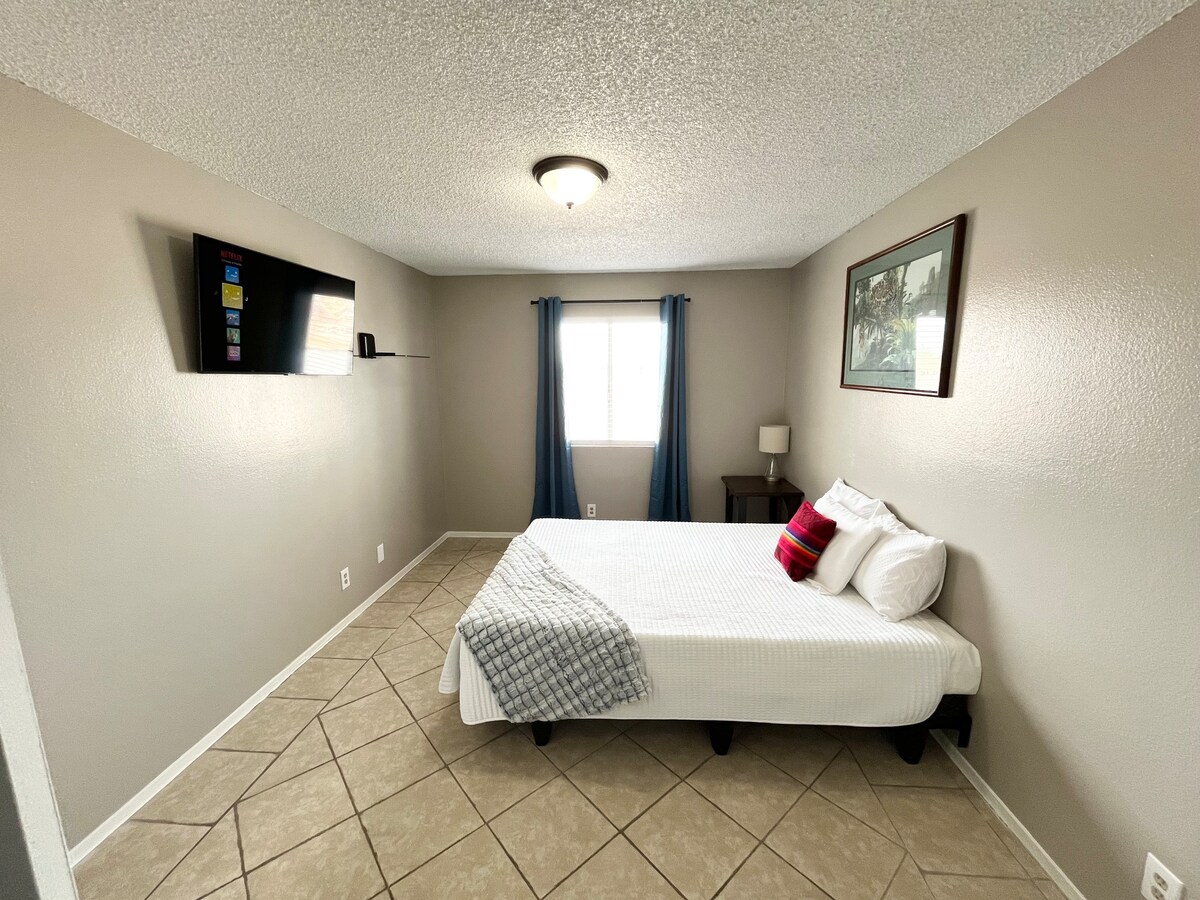 1号卧室配备智能电视