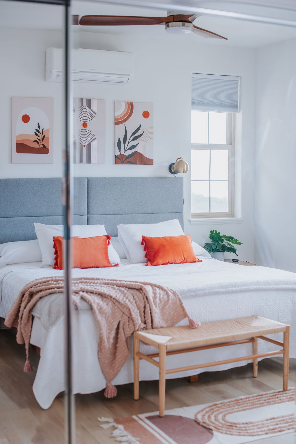 Una foto artística del dormitorio 1, un dormitorio amplio con increíbles vistas al mar.  