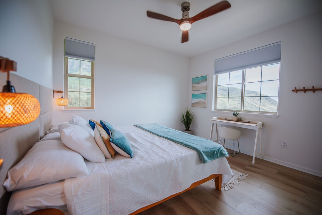 Dormitorio 3: con una cómoda cama tamaño king, increíbles vistas al mar y a la montaña, un escritorio y una linda decoración, puedes encontrar el equilibrio perfecto entre diversión y trabajo (si es necesario).   También tenemos una luz de timbre en este dormitorio en caso de que quieras hacer videos o simplemente divertirte.