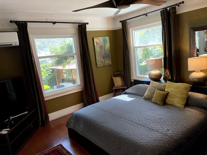 מיטת קינג - סייז עם סככת אופניים וגינה מאחור.