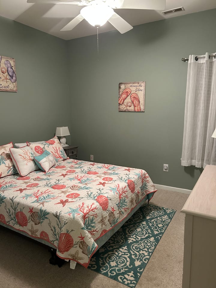 
Chumba cha kulala, kitanda cha upana wa futi tano