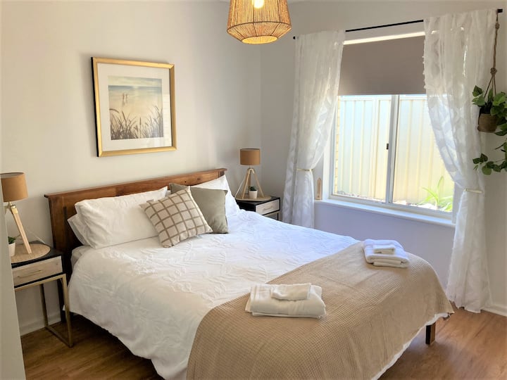 Glavna spavaća soba Bračni krevet (160x200).