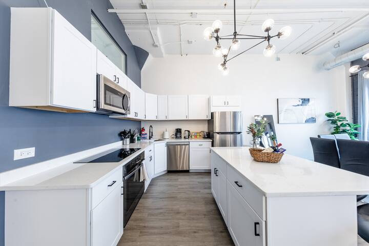 Luxury 6BR Loft | Near McCormick | Skyline Views gallery image 3