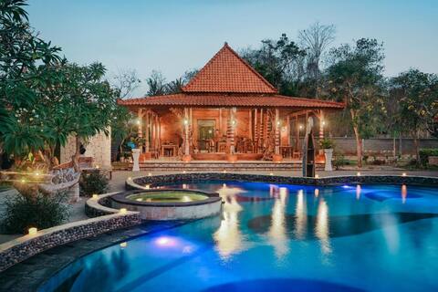 Penida Stylish Wooden Cottage with Twin Bed Room