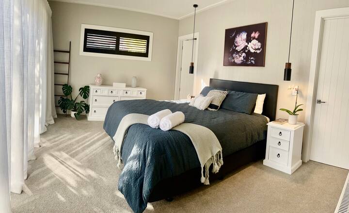 ห้องนอนใหญ่พร้อมห้องน้ำในตัว