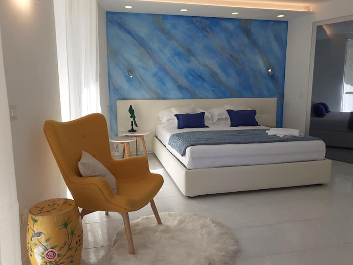 prvá dvojlôžková izba na prízemí s manželskou posteľou (160 cm x 190 cm) a jednou z vlastných kúpeľní