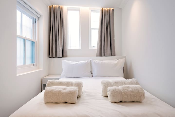 Entire 2 bed – High Street Kensington