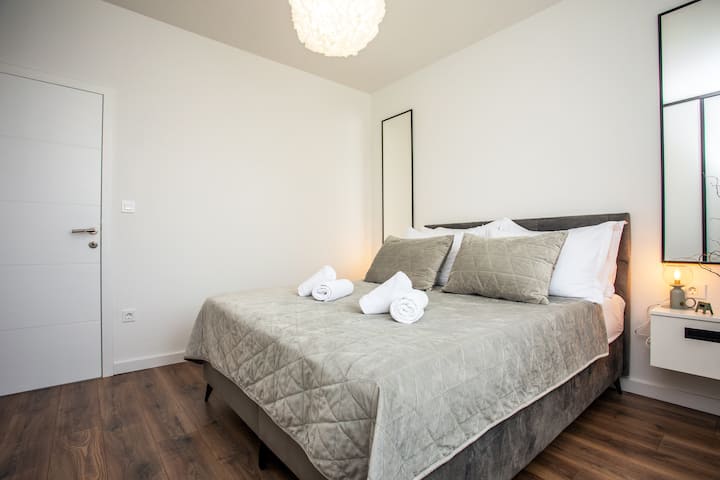 Third bedroom with queen size bed.