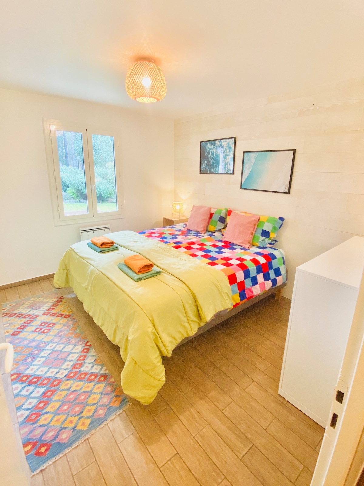 ห้องนอนที่สามมีวิวที่น่าตื่นตาตื่นใจโดยตรงและอยู่ด้านหลัง/ริมสระว่ายน้ำของบ้าน 