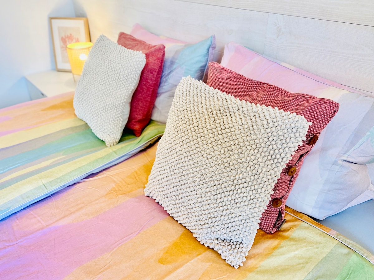 จุดเด่นของห้องพักคือเครื่องนอนสีสันสดใส แน่นอนคุณยังสามารถนำมาเองได้หากต้องการ 