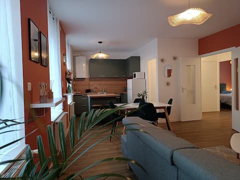 Popular Airbnb listing: L'Amazone - City center - T3 with parking in Saint étienne
