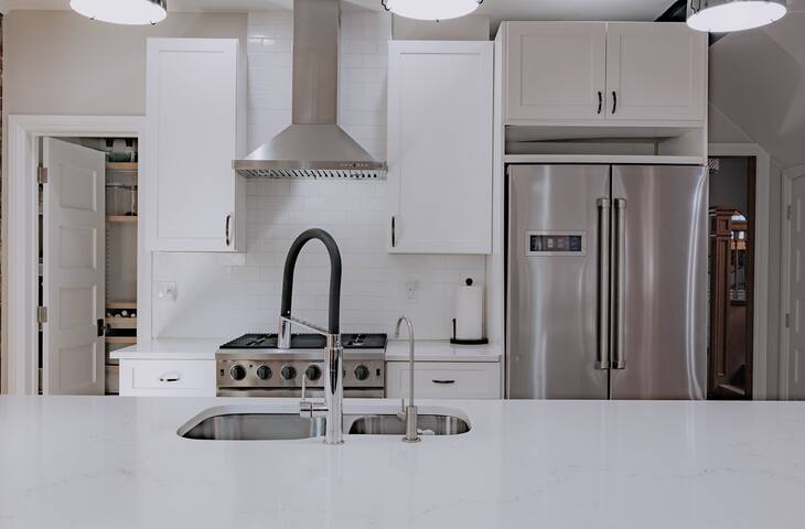 Designer Home w/ Hot Tub perfect for every Season! gallery image 4