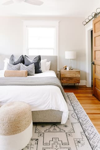 Designer Home w/ Hot Tub perfect for every Season!