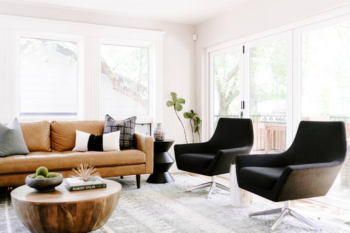 Designer Home w/ Hot Tub perfect for every Season! gallery image 2