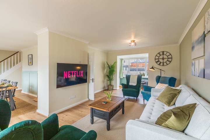 4 Bed City House with Private Garden and Parking