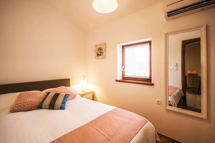 Топла, удобна спалня, изпълнена с естествена светлина, където можете да влезете в свят на комфорт на прекрасното плюшено легло