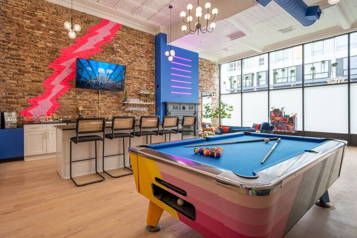 Neon Dream in River West! gallery image 5