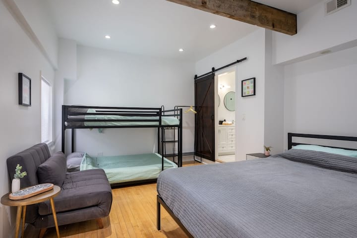 二楼的主卧室设有套内卫生间。