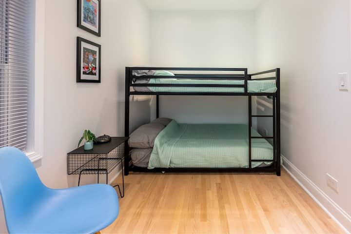 主楼层的1号卧室设有配备全尺寸记忆泡沫床垫的双层床。