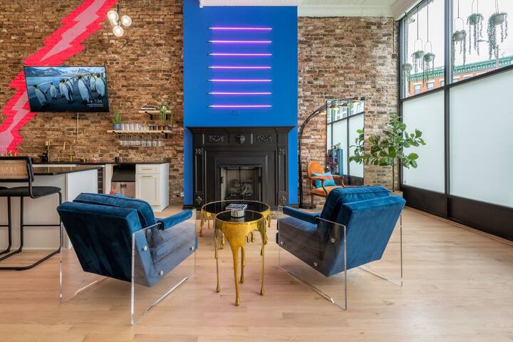 Neon Dream in River West! gallery image 3