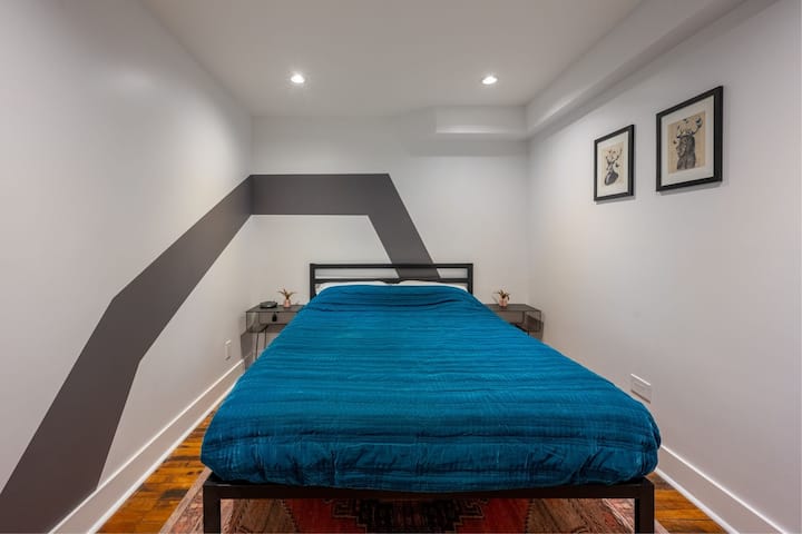 卧室2号标准双人西榆树枕头床。