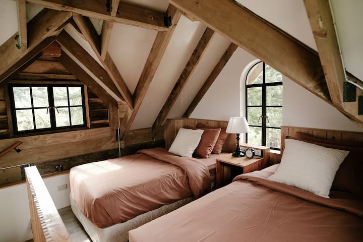 Aesthetic rustic bedroom with 2 queen sized beds
