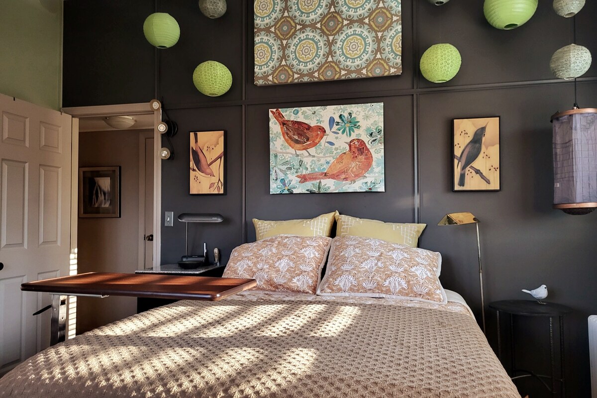 Ჩვენი ყველაზე დიდი საძინებელი. მას ძენის ოთახს ვუწოდებთ.  Შესაძლოა, ჭუჭყიანი საგზაო მოძრაობა გესმოდეთ, მაგრამ ეს ხშირად არ ხდება.  Ჩვენი პატარა ადგილი ნაცემი ბილიკის მიღმაა.