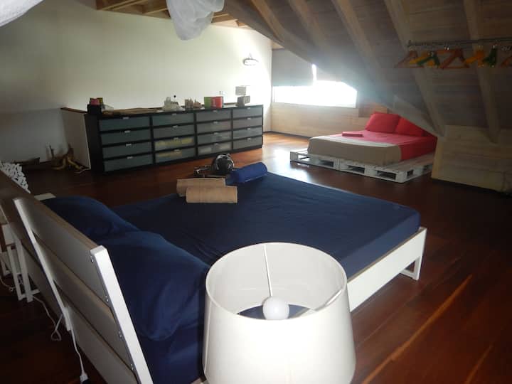 open space of the upper floor with 4 beds and private bathroom 
 Open space del piano superiore con 4 posti letto e bagno privato