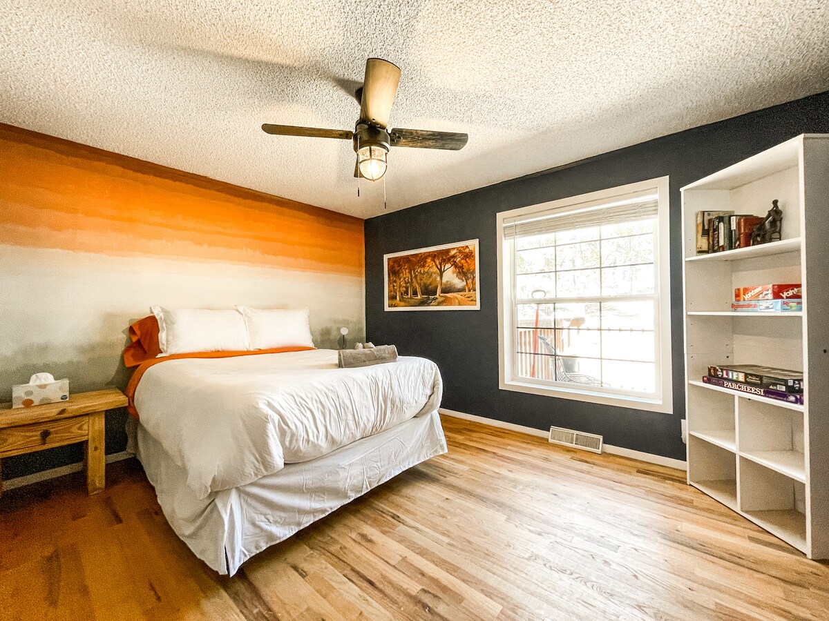 Დატკბით ამ ცალსახად მოხატული ომბრეს კედლით, რომელიც ფიჭვებით სავსე ტყის პირას მდებარე მზეს მოგაგონებთ. 