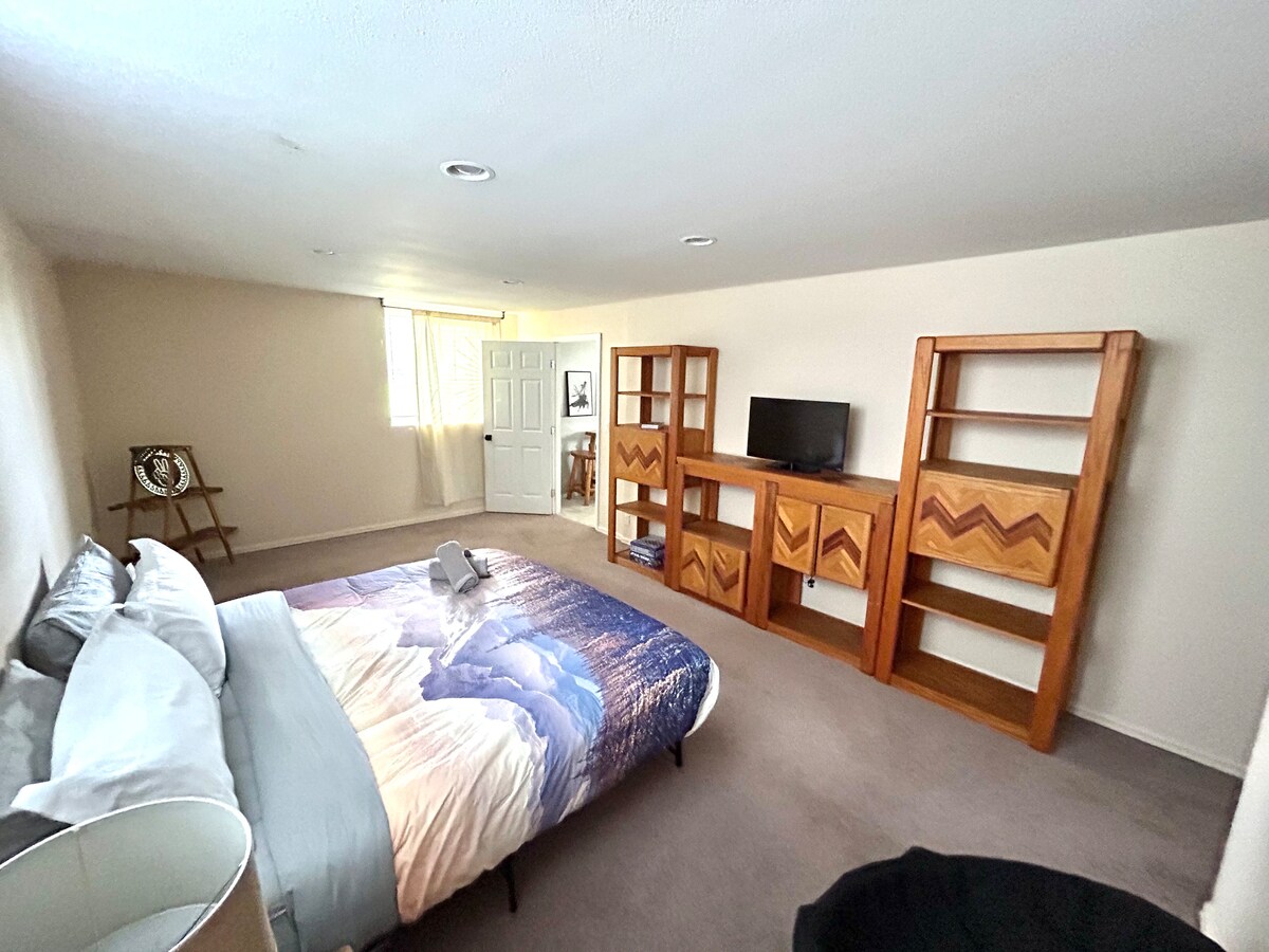 Დაბლა საძინებელი კომფორტული საწოლით. 