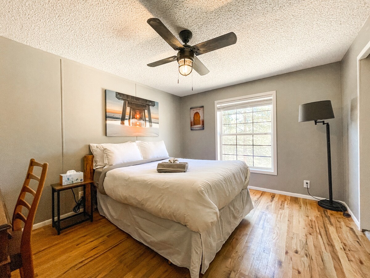 Კომფორტული ადგილი, სადაც შეგიძლიათ დაიძინოთ და დაისვენოთ გამოყოფილი სამუშაო სივრცით. 