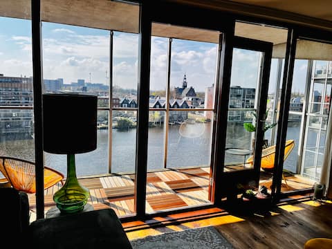 Family apartment with river view next to Amsterdam