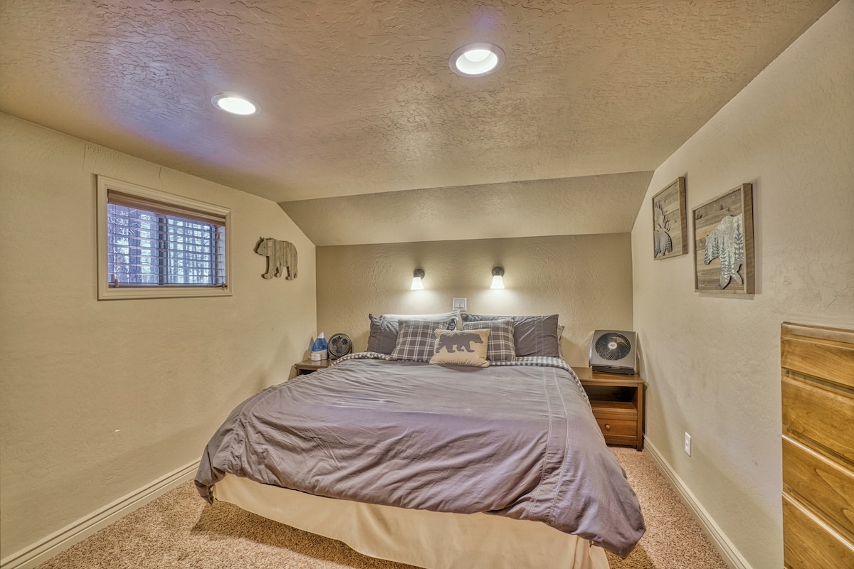 Cuarto dormitorio tamaño king (arriba) con TV inteligente de pantalla plana