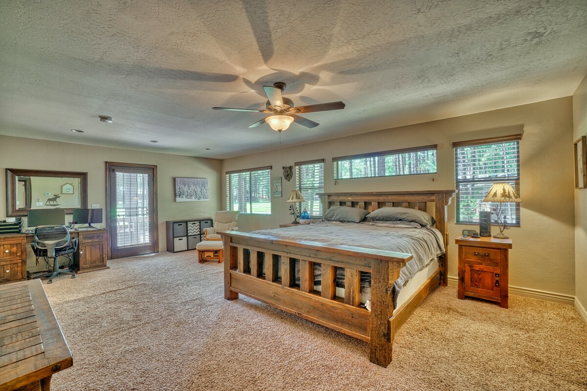 Dormitorio principal (abajo) con estación de trabajo de doble monitor