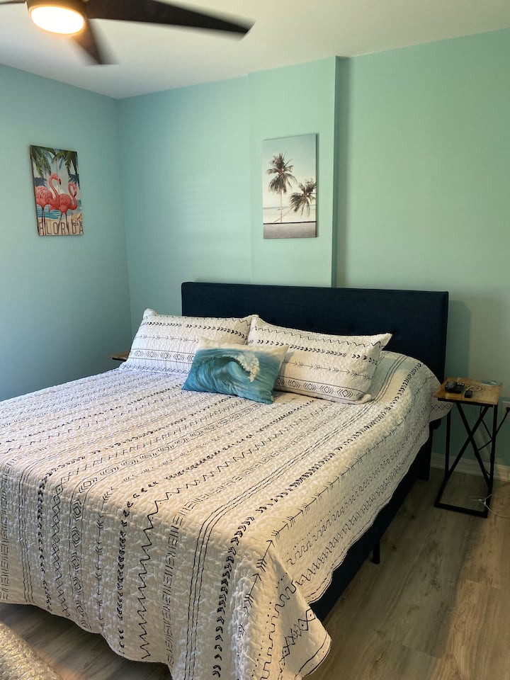 Quarto principal com cama king pedic temper e travesseiros para total conforto. Smart TV de 55 polegadas com TV direta e todas as opções de streaming localizadas no quarto, bem como um banheiro completo privativo anexo.
