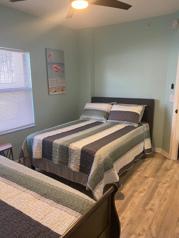 O 2º quarto tem uma cama queen e uma cama completa. Grande mais próximo, com cadeiras de praia e guarda-sol localizado mais próximo para uso dos hóspedes.
