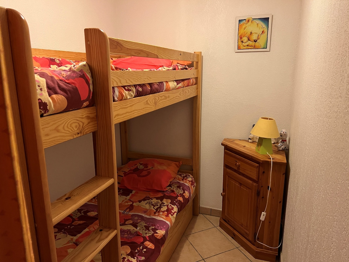 la zona de montaña separada con literas