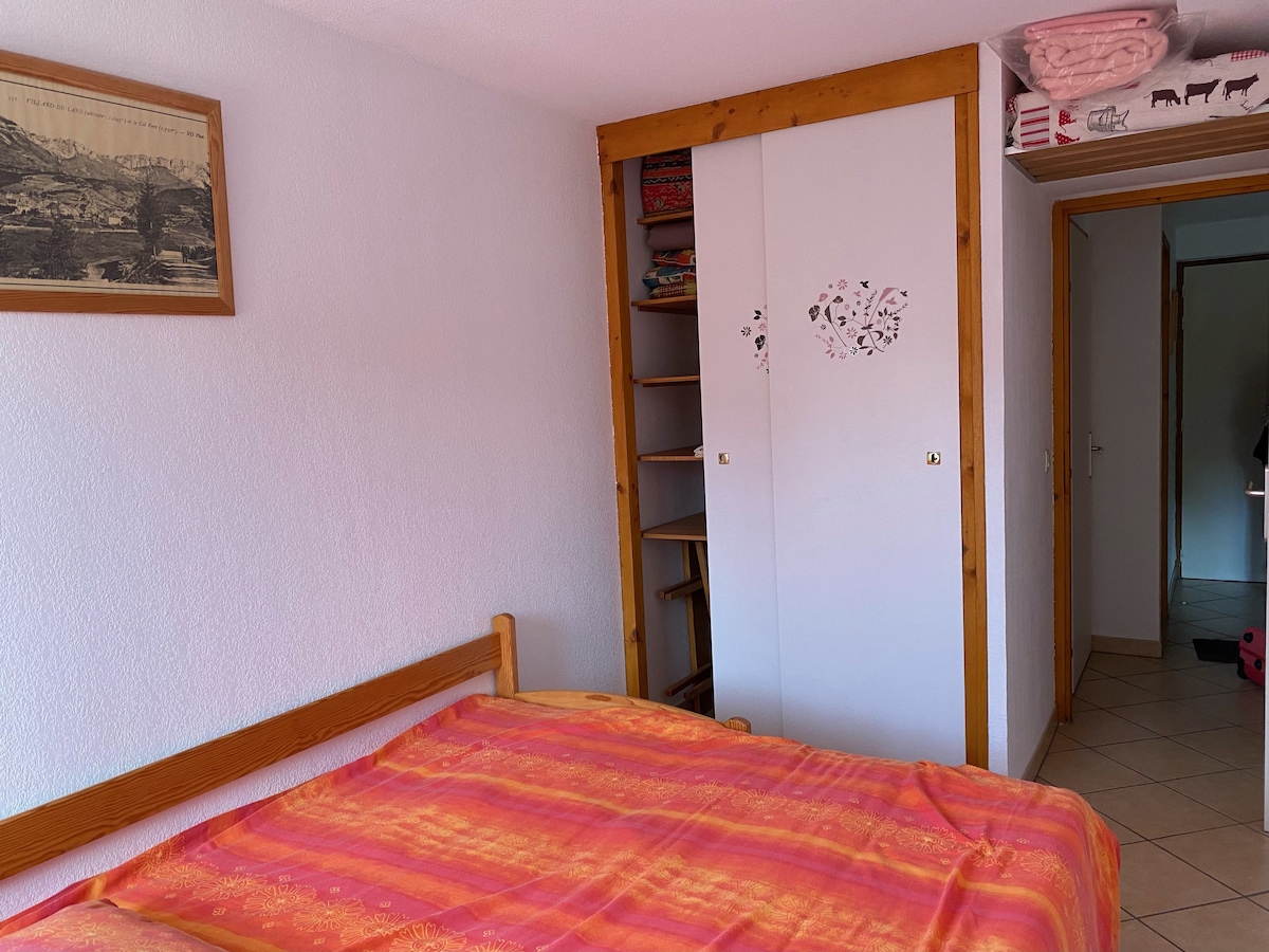 La habitación con cama para 2 personas y almacenamiento