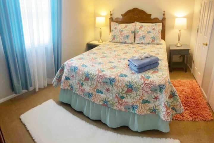 Este dormitorio tiene un nuevo colchón tamaño queen de Sleepys con un lujoso cubrecolchón, un gran armario, dos mesitas de noche y un armario. Las lámparas tienen puertos USB.  