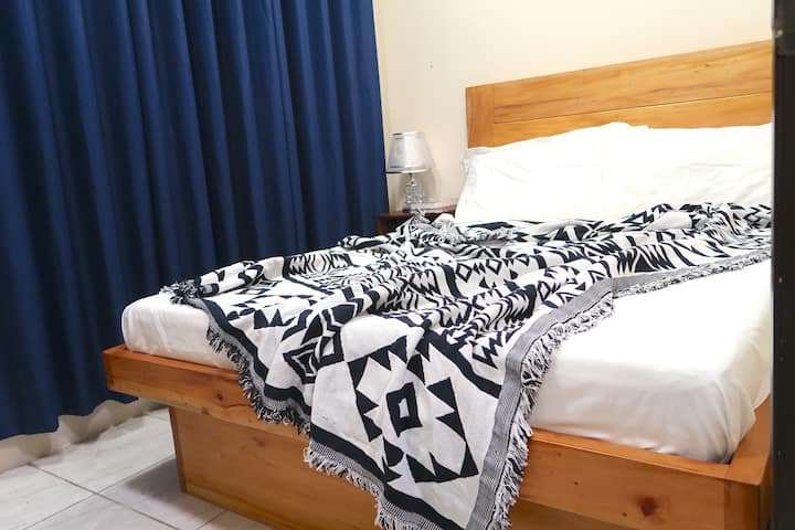 Chambre 1 avec rideau complet couvrant la grande fenêtre.