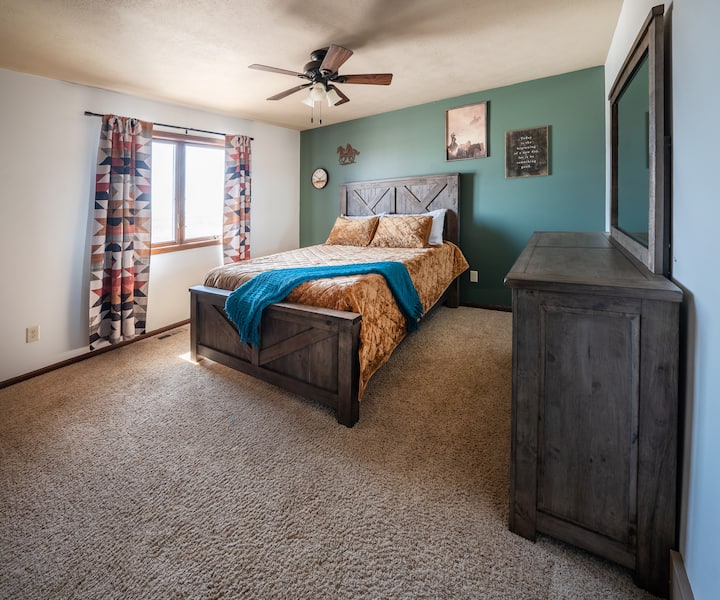 ห้องนอนแรกกว้างขวางมองเห็นวิวม้าในสวนหลังบ้าน