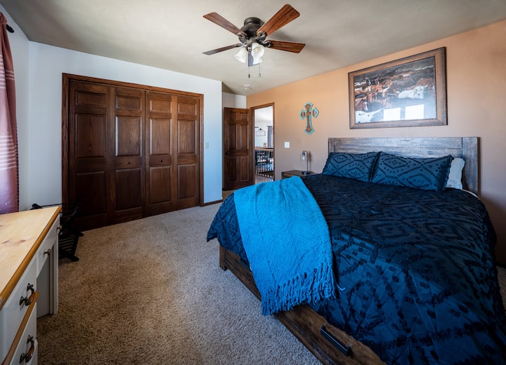 ห้องนอน 2 กว้างขวางและมีการตกแต่งแบบตะวันตกครบครัน