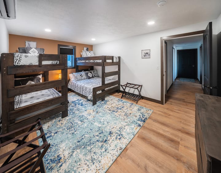 ห้องนอนใต้ดินมีเตียง 2 ชั้น 2 หลัง!