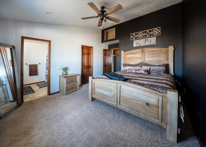 ห้องนอนหลักอยู่บนชั้นหลักและมีทีวีครบครัน