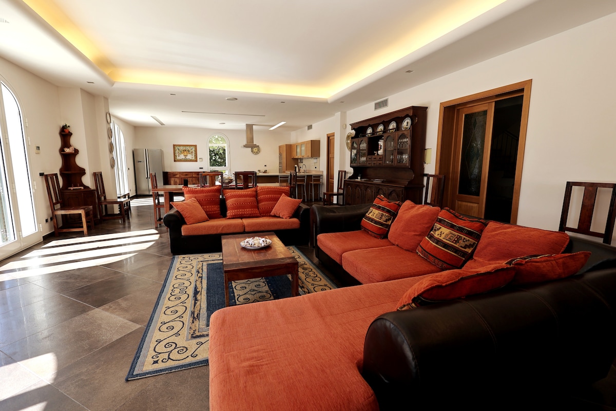 Leistungsstarkes Airbnb: Luxury Beachfront Villa with Pool and Tennis Court in Scicli