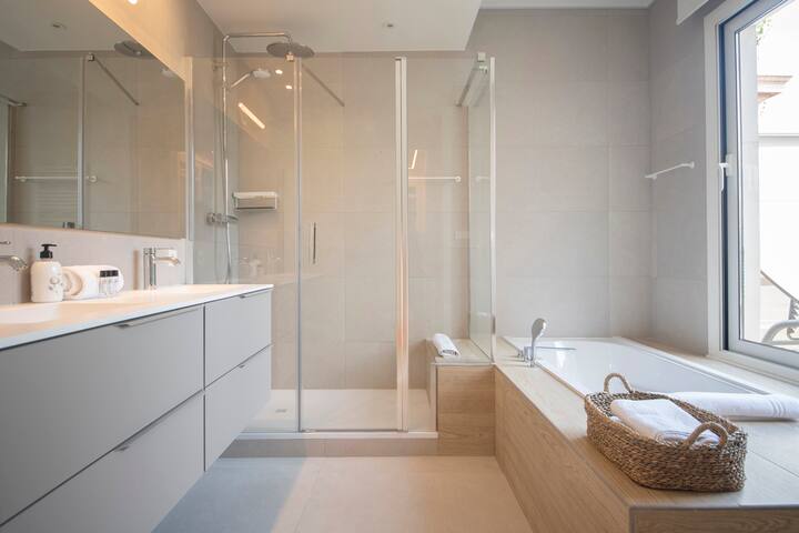 Five Bedroom duplex apartment with sunny terrace gallery image 3