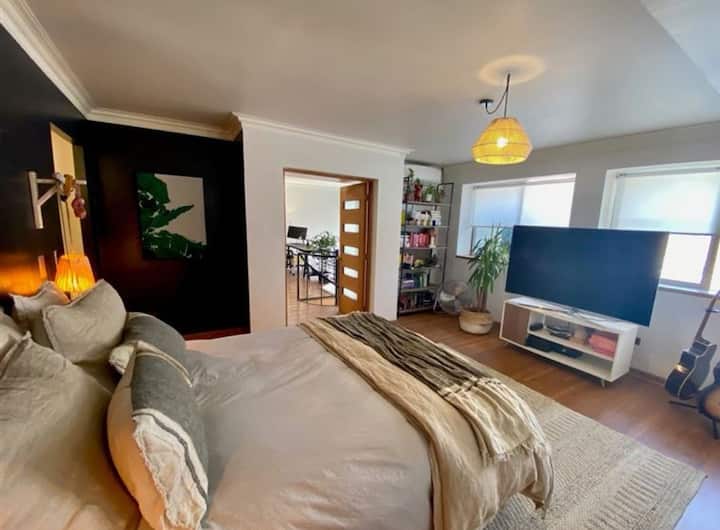 Მთავარი საძინებელი შესასვლელი კარადით და მეორე კარადა კარებით, სადაც მათ შეუძლიათ ჩემოდნების შენახვა ან ნებისმიერი რამ, რაც გსურთ.
65 "LED-ტელევიზორი მზადაა ფილმის ან სერიალის დასაგემოვნებლად!

Წიგნები და გიტარა არ შედის