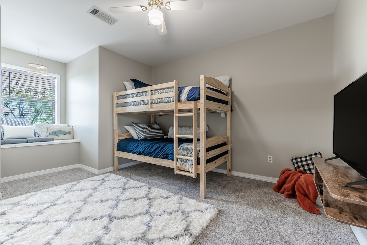 Kreveti na kat, TV, udoban kutak za čitanje i veliki ormar! 