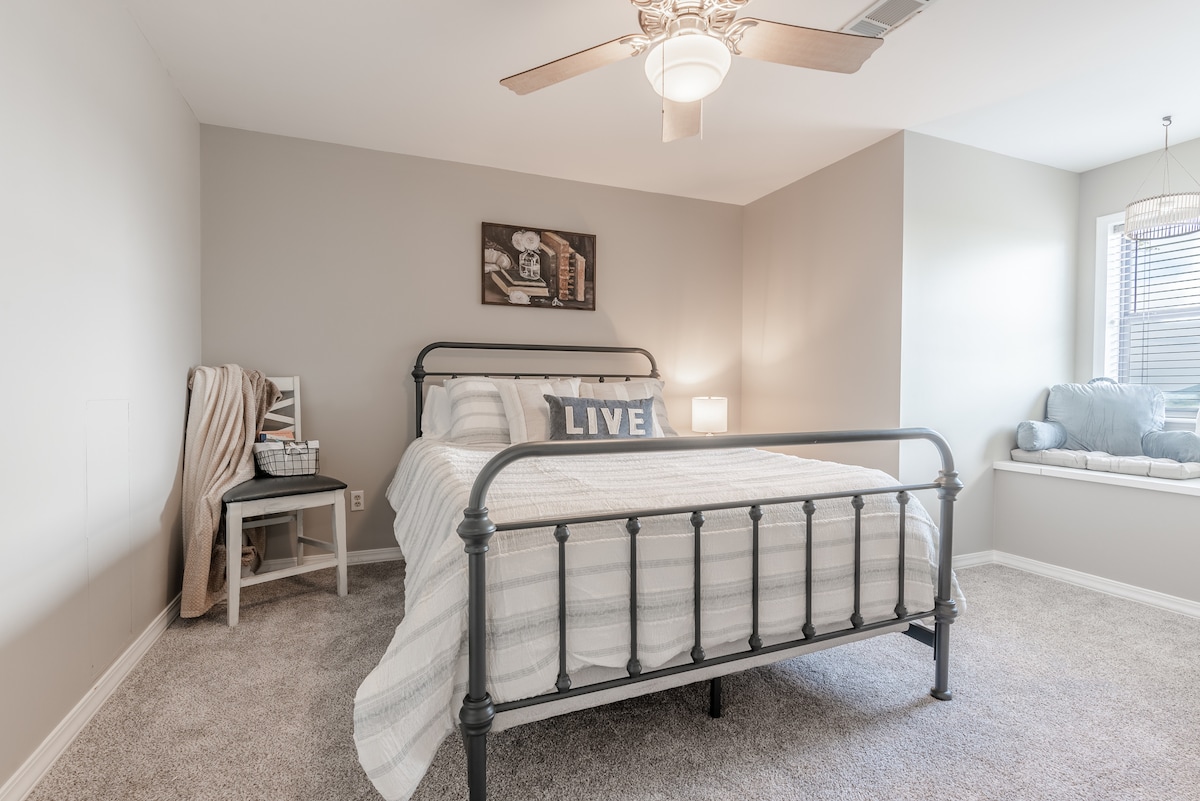 Na katu se nalazi bračni krevet (160x200) s udobnim kutkom za čitanje, TV-om i velikim ormarom! 